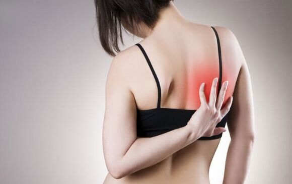 Dorsago, which accompanies thoracic osteochondrosis, manifests itself as a sharp pain when moving.