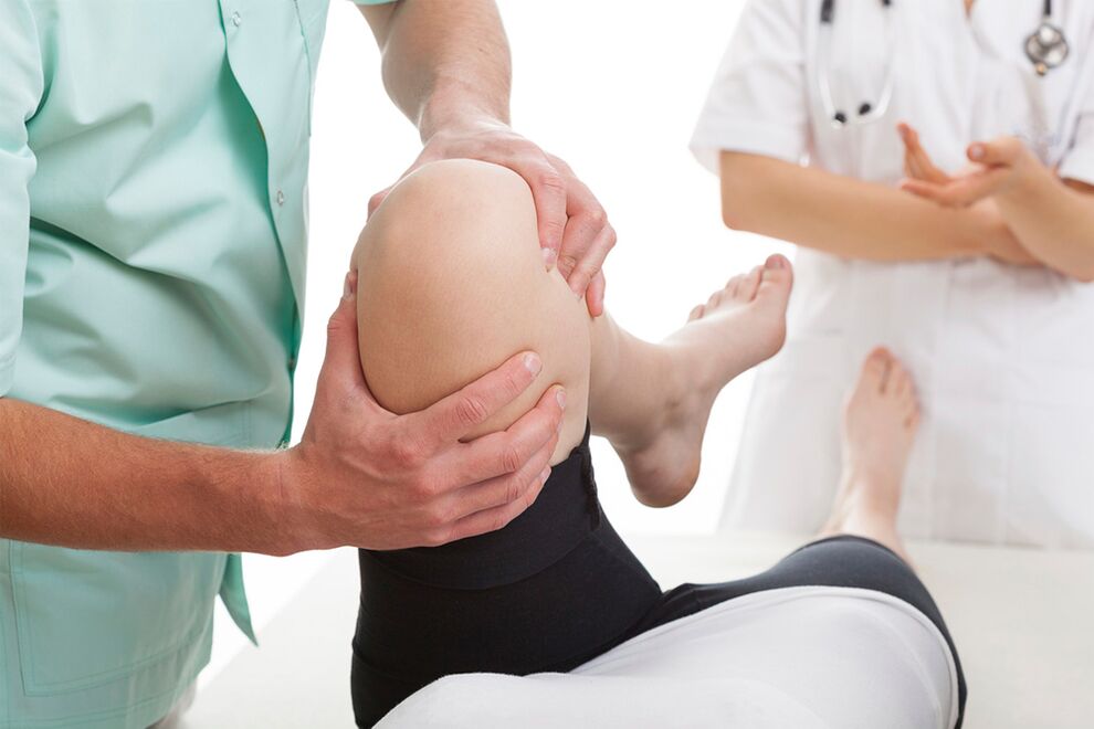 doctor examines the knee for joint pain